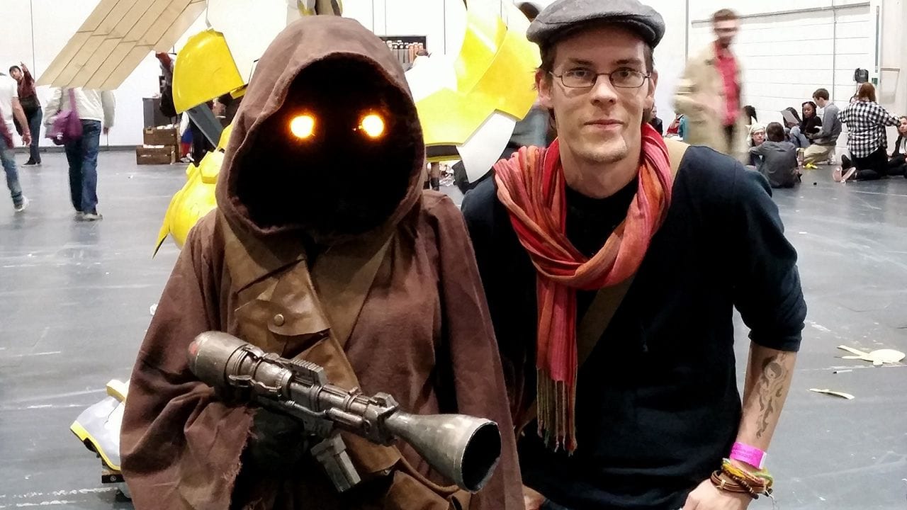 Carlos Eriksson at MCM London Comic Con posing next to a cos-player dressed as a Jawa from Star Wars.
