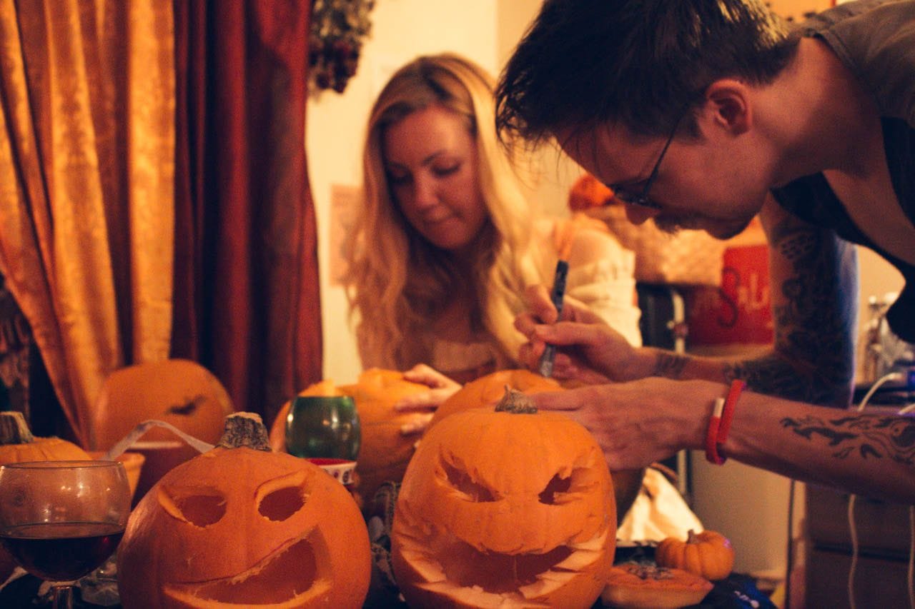 Carlos and Rebecka Eriksson carving their pumpkins.