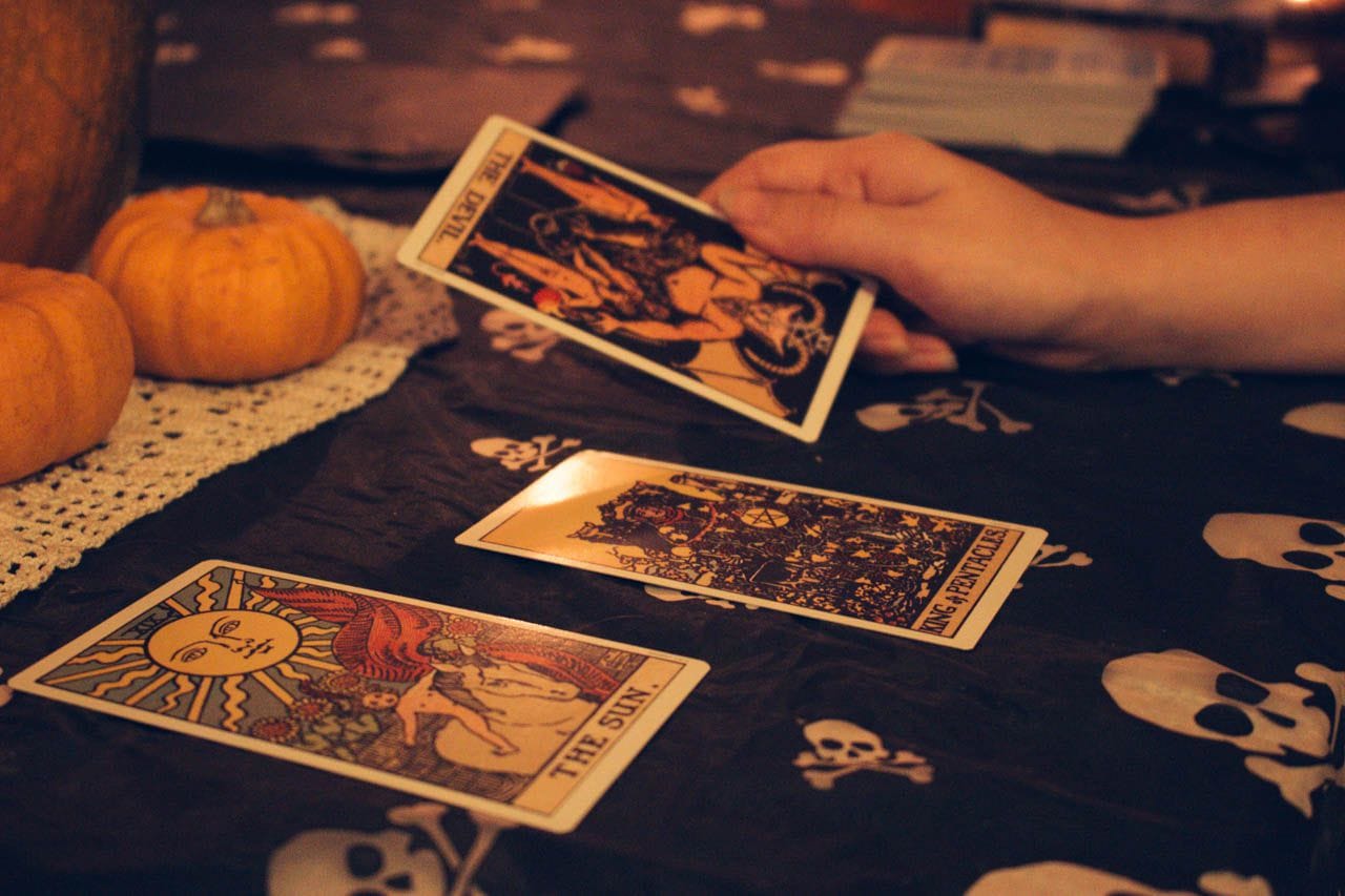 Rebecka reading people's fortune using Tarot cards.